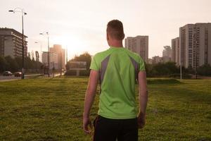 portret van een jonge man aan het joggen foto