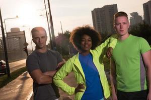 portret multi-etnische groep mensen op de jogging foto