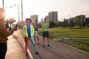 portret multi-etnische groep mensen op de jogging foto