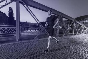 man joggen over de brug in de stad foto