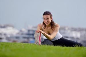 jonge mooie vrouw joggen op ochtend foto