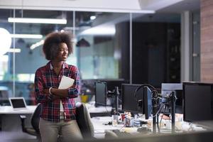 portret van een jonge succesvolle Afro-Amerikaanse vrouw in een modern kantoor? foto