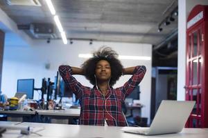 portret van een jonge succesvolle Afro-Amerikaanse vrouw in een modern kantoor? foto