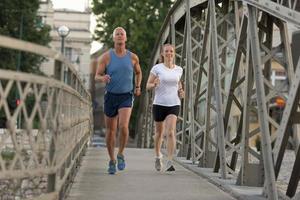 paar joggen buiten foto