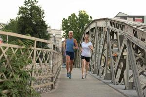 paar joggen buiten foto