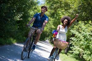 jong multi-etnisch koppel met een fietstocht in de natuur foto