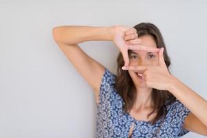 vrouw die framing handgebaar toont foto