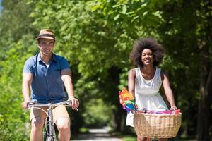 jong multi-etnisch koppel met een fietstocht in de natuur foto