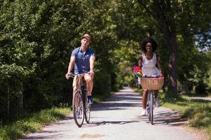 jong multi-etnisch koppel met een fietstocht in de natuur foto