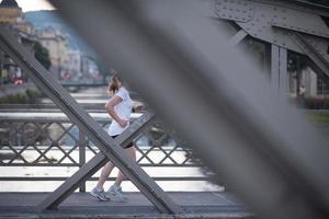 sportieve vrouw die op stoep loopt foto