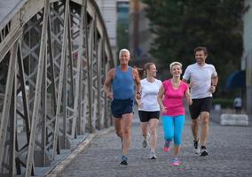 mensen groep joggen foto