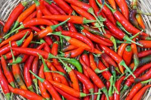 red hot chili peppers patroon chili textuur achtergrond. close-up landschap achtergrond van hot chili peppers. groentemarkt langs de weg. rode chili groep. foto