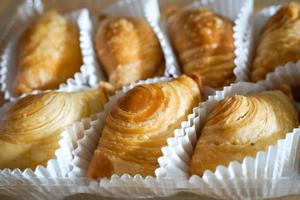 Maleisische gefrituurde curry bladerdeeg of epok-epok geïsoleerd op een witte achtergrond met uitknippad. curry puff of epok-epok zijn Aziatische traditionele snacks met een knapperige schaal. thai krokant curry bladerdeeg concept. foto