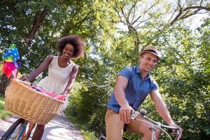 jong multi-etnisch koppel met een fietstocht in de natuur foto