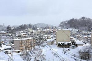 uitzicht op de stad Takayama in Japan in de sneeuw foto