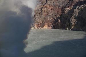 het zure zwavelmeer bij de kawah ijen-krater. Indonesië foto