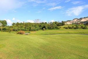 groen gras op een golfveld foto