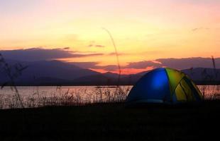 camping naast het meer, nationaal park, thailand foto