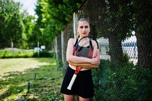 mooie sport vrouw tennisser met racket in sportkleding kostuum. foto