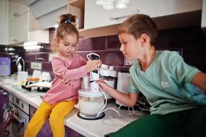 kinderen koken in de keuken, gelukkige kindermomenten. foto