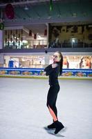 kunstschaatsster vrouw op ijsbaan. foto