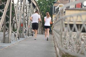 paar joggen buiten foto