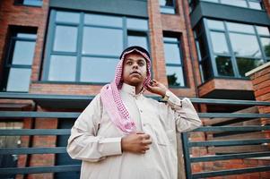 Arabische man uit het Midden-Oosten poseerde op straat tegen modern gebouw. foto