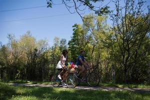 jong multi-etnisch koppel met een fietstocht in de natuur foto