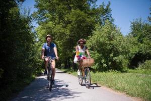 jong multi-etnisch koppel met een fietstocht in de natuur foto