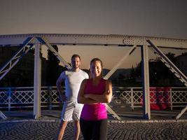 portret van paar joggen over de brug in de stad foto