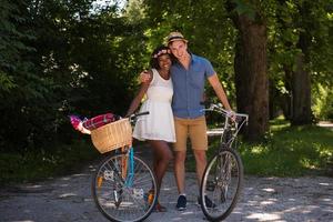 jong multi-etnisch koppel met een fietstocht in de natuur foto