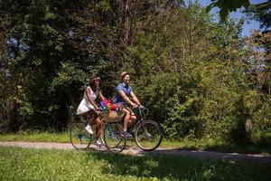 jong multi-etnisch koppel met een fietstocht in de natuur foto