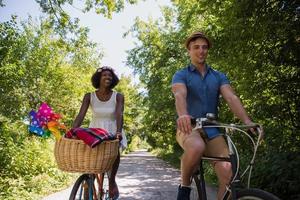 jong multi-etnisch koppel met een fietstocht in de natuur foto