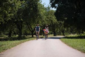 jong multi-etnisch koppel met een fietstocht in de natuur foto