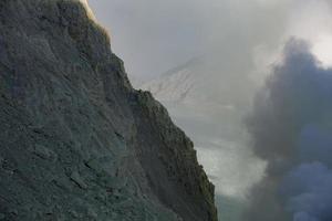 zwaveldampen uit de krater van de vulkaan kawah ijen, indonesië foto