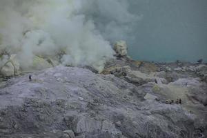 zwaveldampen uit de krater van de vulkaan kawah ijen, indonesië foto