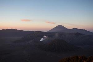 zonsopgang bij mount bromo vulkaan oost java, indonesië. foto