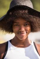 close-up portret van een mooie jonge Afro-Amerikaanse vrouw die lacht en omhoog kijkt foto