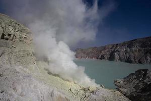 zwavelmijn in de krater van de ijen-vulkaan, oost-java, indonesië foto