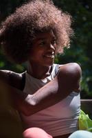 close-up portret van een mooie jonge Afro-Amerikaanse vrouw die lacht en omhoog kijkt foto