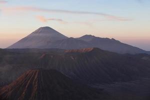 zonsopgang bij mount bromo vulkaan oost java, indonesië. foto