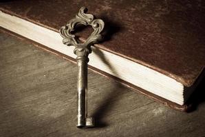 vintage sleutel op oud boek foto