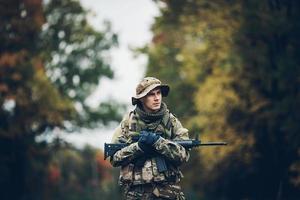 soldaat met geweer in het bos