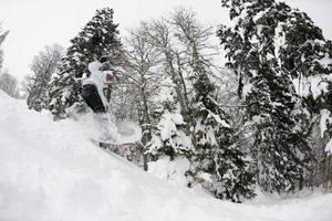 snowboarder op verse diepe sneeuw foto