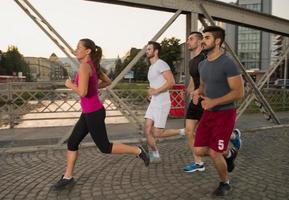 groep jongeren joggen over de brug foto