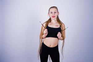 mooie vrouw kunstenaar schilder met borstels poseren in studio geïsoleerd op wit. foto