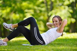 vrouw die zich uitstrekt voor fitness foto