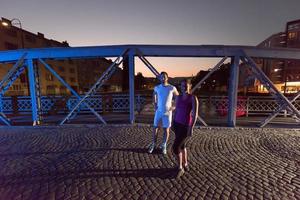 paar joggen over de brug in de stad foto