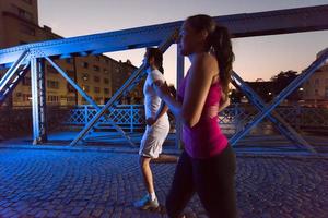 paar joggen over de brug in de stad foto