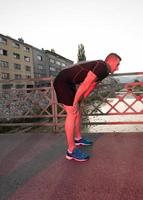 man joggen over de brug op zonnige ochtend foto